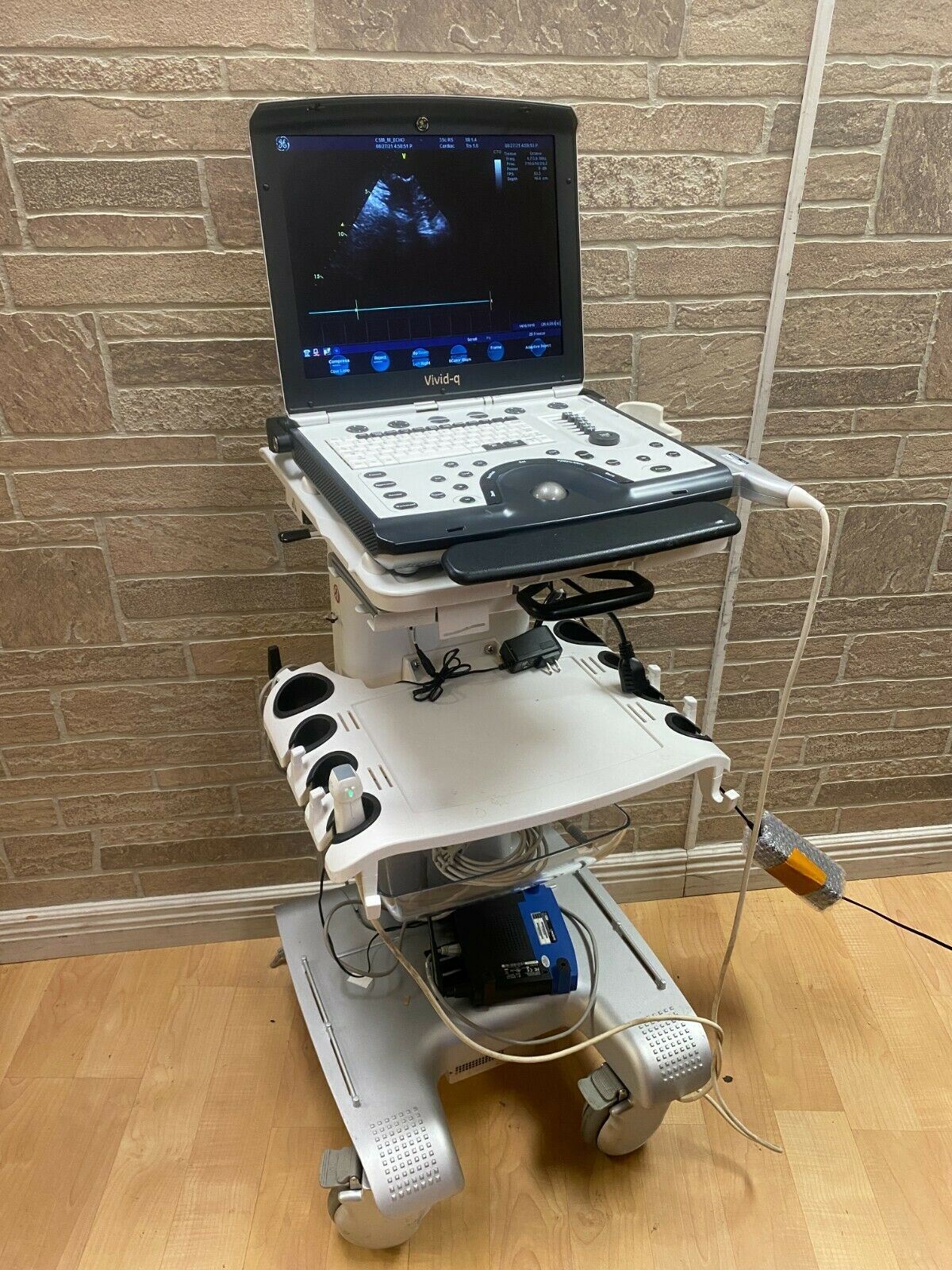 GE VIVID Q PORTABLE ULTRASOUND MACHINE WITH OOBE PHASED ARRAY PROBE  3SC RS DIAGNOSTIC ULTRASOUND MACHINES FOR SALE