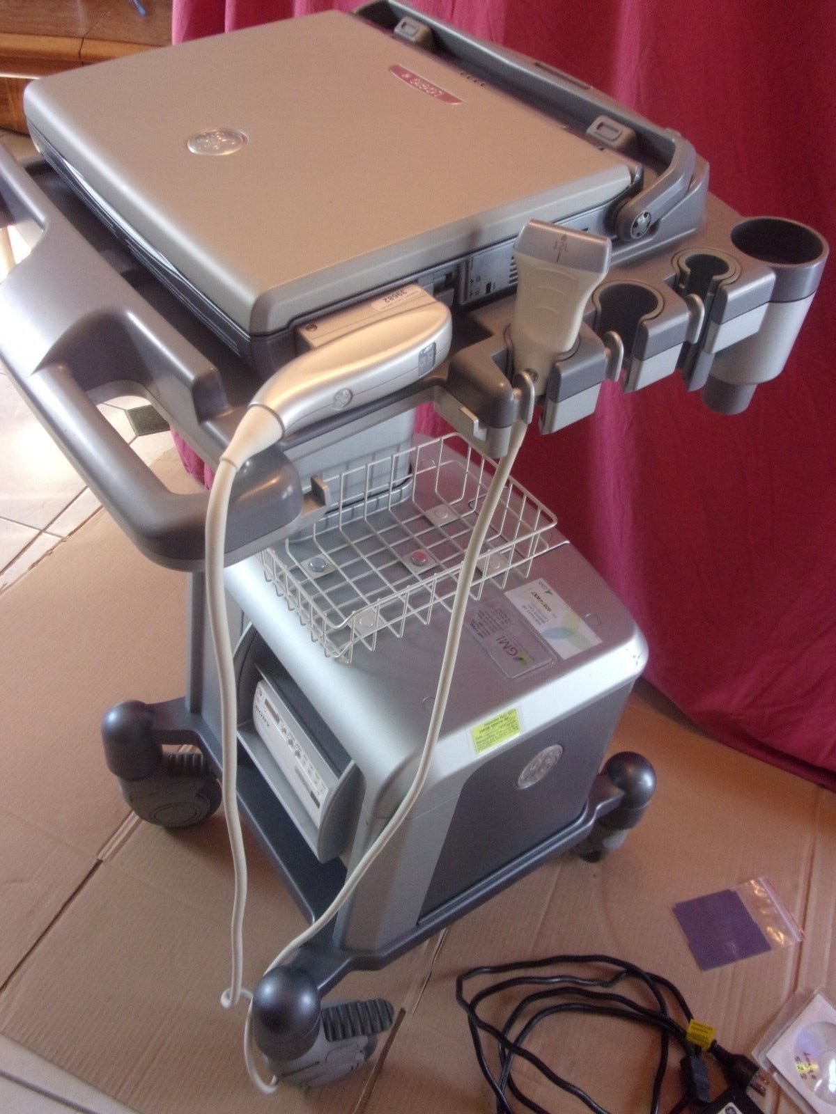 GE LOGIQ E ULTRASOUND With 12L-RS Probe And DOCKING CART DIAGNOSTIC ULTRASOUND MACHINES FOR SALE