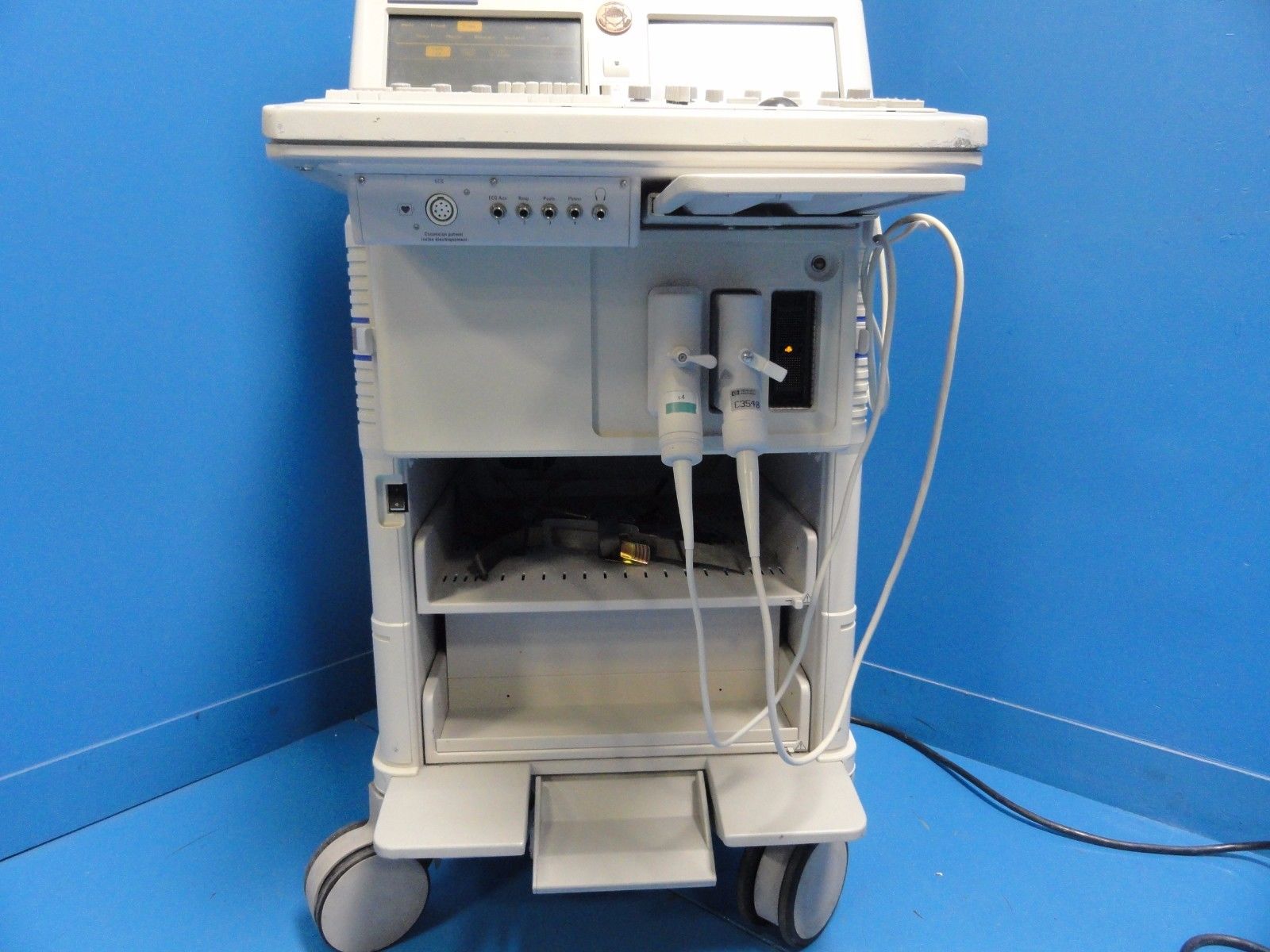 a medical machine is sitting in a blue room